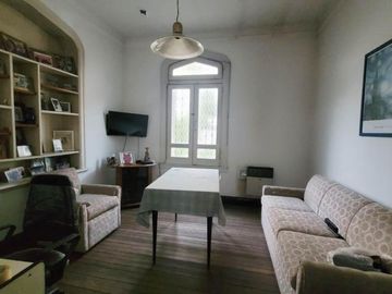 CASA DE ESTILO EN 3 PLTAS - 260 m2