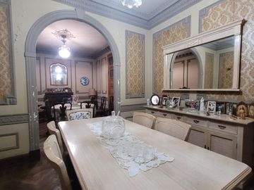 CASA DE ESTILO EN 3 PLTAS - 260 m2