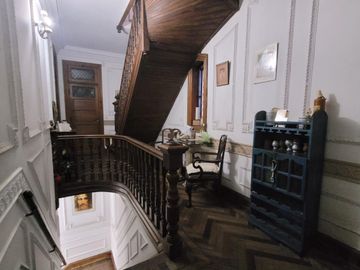 CASA DE ESTILO EN 3 PLTAS - 260 m2
