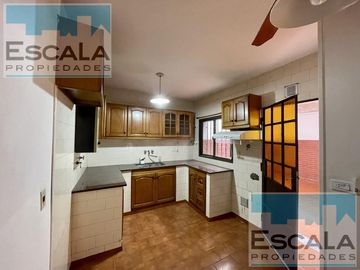 CASA DE TRES DORMITORIOS Y COCHERA EN VENTA
