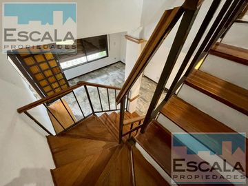 CASA DE TRES DORMITORIOS Y COCHERA EN VENTA