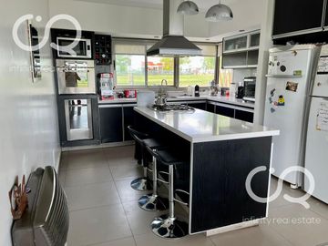 Venta / Alquiler Casa en Área 1 - San Sebastián (Fondo Verde)