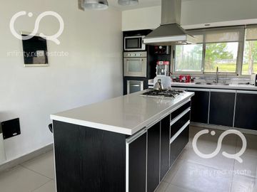 Venta / Alquiler Casa en Área 1 - San Sebastián (Fondo Verde)