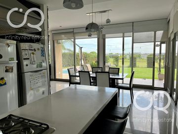 Venta / Alquiler Casa en Área 1 - San Sebastián (Fondo Verde)
