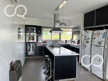 Venta / Alquiler Casa en Área 1 - San Sebastián (Fondo Verde)