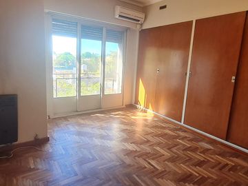 PH de 4 ambientes con patio con parrilla –En Venta
