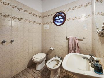 Importante terreno con casona de 4 dormitorios en Funes