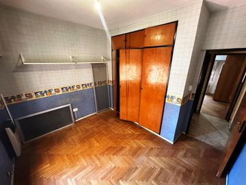 DEPARTAMENTO DE TRES AMBIENTES CON COCHERA.
