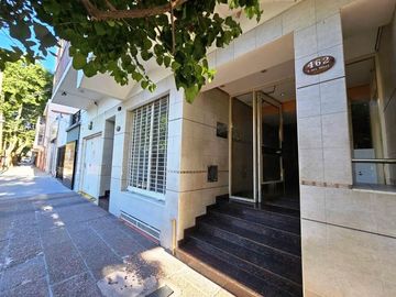 DEPARTAMENTO DE TRES AMBIENTES CON COCHERA.