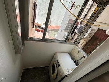 DEPARTAMENTO DE TRES AMBIENTES CON COCHERA.