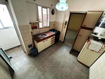 DEPARTAMENTO DE TRES AMBIENTES CON COCHERA.