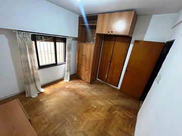 DEPARTAMENTO DE TRES AMBIENTES CON COCHERA.