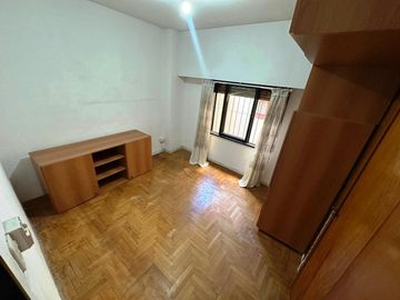 DEPARTAMENTO DE TRES AMBIENTES CON COCHERA.