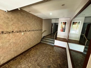 DEPARTAMENTO DE TRES AMBIENTES CON COCHERA.