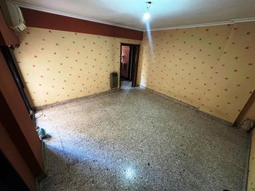DEPARTAMENTO DE TRES AMBIENTES CON COCHERA.