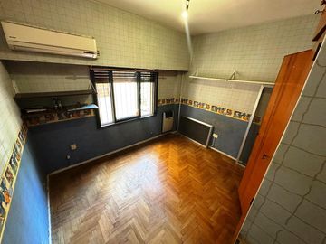 DEPARTAMENTO DE TRES AMBIENTES CON COCHERA.