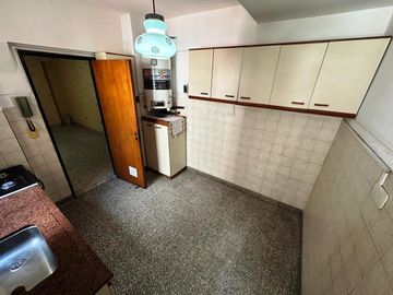 DEPARTAMENTO DE TRES AMBIENTES CON COCHERA.