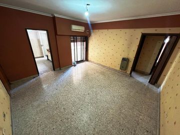 DEPARTAMENTO DE TRES AMBIENTES CON COCHERA.