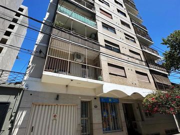 DEPARTAMENTO DE TRES AMBIENTES CON COCHERA.