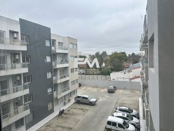 Departamento 2 ambientes con balcon a la calle
