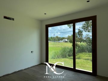 Casa en venta en Costa Esmeralda fondo libre al polo gas natural 5 dormitorios