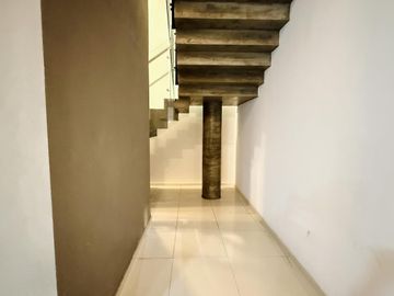 Alquiler de depósitos y oficinas en el edificio comercial en Ciudadela, Tres de Febrero, Zona Oeste