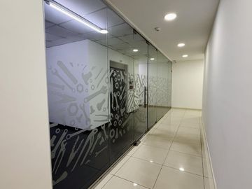 Alquiler de depósitos y oficinas en el edificio comercial en Ciudadela, Tres de Febrero, Zona Oeste
