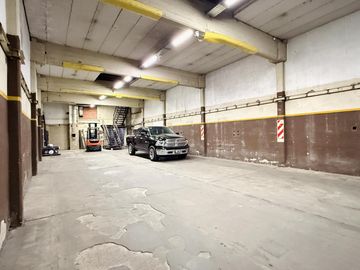 Alquiler de depósitos y oficinas en el edificio comercial en Ciudadela, Tres de Febrero, Zona Oeste