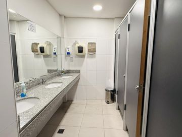 Alquiler de depósitos y oficinas en el edificio comercial en Ciudadela, Tres de Febrero, Zona Oeste