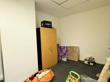 Alquiler de depósitos y oficinas en el edificio comercial en Ciudadela, Tres de Febrero, Zona Oeste