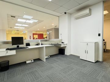 Alquiler de depósitos y oficinas en el edificio comercial en Ciudadela, Tres de Febrero, Zona Oeste
