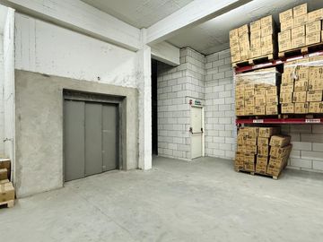 Alquiler de depósitos y oficinas en el edificio comercial en Ciudadela, Tres de Febrero, Zona Oeste