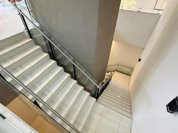 Alquiler de depósitos y oficinas en el edificio comercial en Ciudadela, Tres de Febrero, Zona Oeste