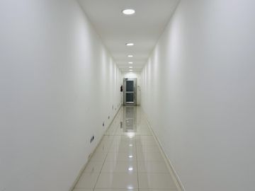 Alquiler de depósitos y oficinas en el edificio comercial en Ciudadela, Tres de Febrero, Zona Oeste