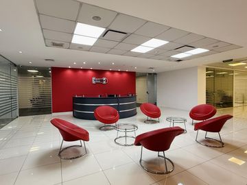 Alquiler de depósitos y oficinas en el edificio comercial en Ciudadela, Tres de Febrero, Zona Oeste
