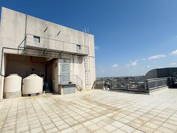 Alquiler de depósitos y oficinas en el edificio comercial en Ciudadela, Tres de Febrero, Zona Oeste