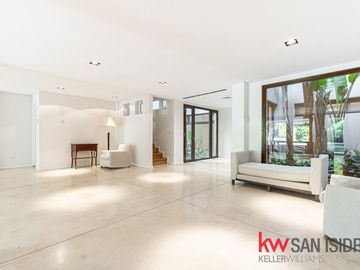 Casa en venta, 4 dormitorios en Barrio Parque, reciclado, con pileta y escritorio
