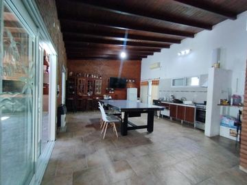 VENTA/PERMUTA - Casa 3 dormitorios con quincho y pileta. Oliveros.