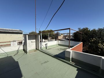CASA al frente (PH) 2 dormitorios con cochera   ampliación sin terminar en PA