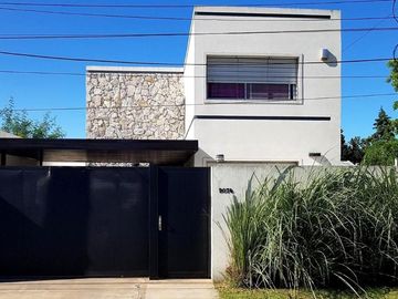 VENTA - Casa de 4 dormitorios, quincho, jardín y piscina - Fisherton, Rosario.