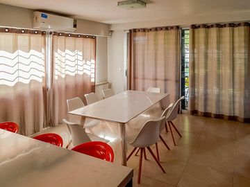 VENTA - Casa de 4 dormitorios, quincho, jardín y piscina - Fisherton, Rosario.
