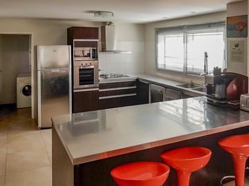 VENTA - Casa de 4 dormitorios, quincho, jardín y piscina - Fisherton, Rosario.