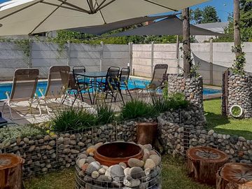 VENTA - Casa de 4 dormitorios, quincho, jardín y piscina - Fisherton, Rosario.