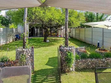 VENTA - Casa de 4 dormitorios, quincho, jardín y piscina - Fisherton, Rosario.