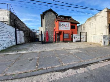 Local con deposito y estacionamiento en alquiler en San Isidro