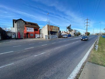 Local con deposito y estacionamiento en alquiler en San Isidro