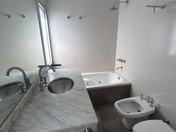Piso en Av Callao Recoleta alquiler sin muebles Terraza parrilla Vigilancia 24hs Cochera