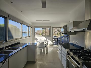 Casa en venta y /o alquiler anual con muebles. Santa Bárbara a la laguna, pileta climatizada