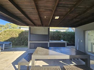 Casa en venta y /o alquiler anual con muebles. Santa Bárbara a la laguna, pileta climatizada