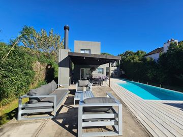 Casa en venta y /o alquiler anual con muebles. Santa Bárbara a la laguna, pileta climatizada